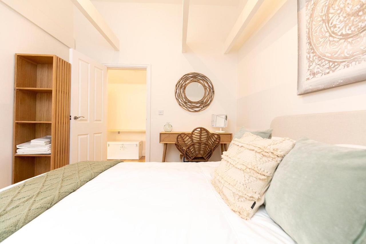 Wishes, A Stylish Seaside Retreat, With Parking Space *