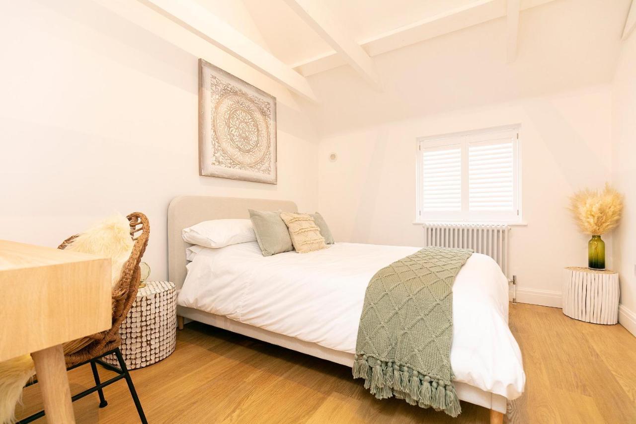 Wishes, A Stylish Seaside Retreat, With Parking Space *